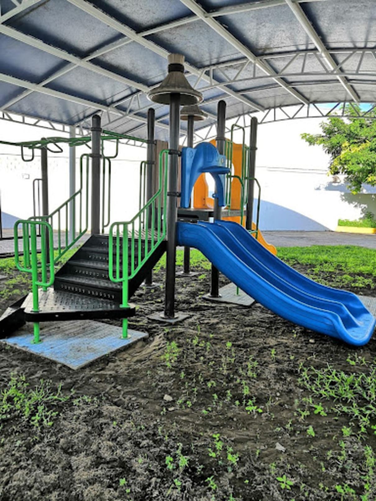 Colegio Sn Ángel estrena juegos infantiles