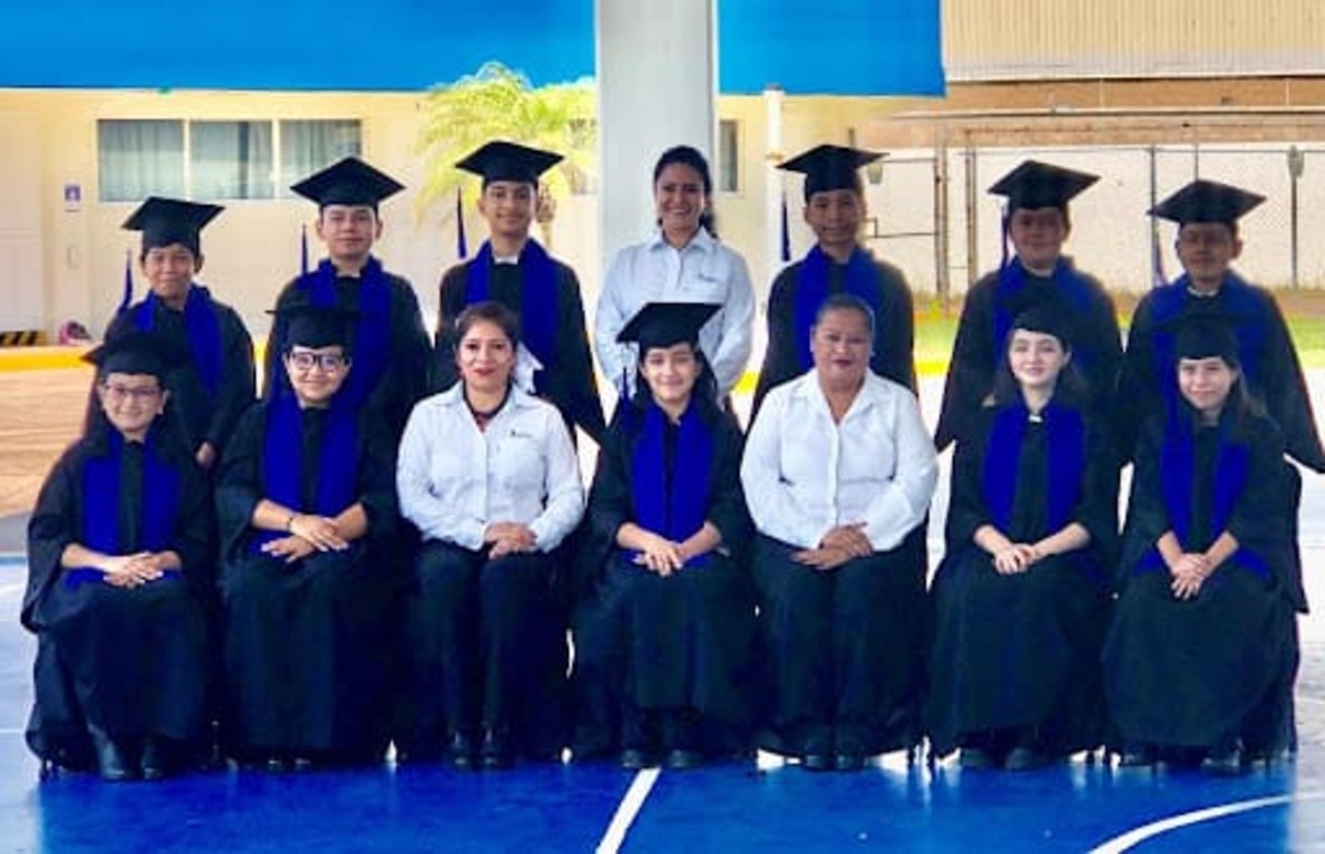 TOMA FOTOGRÁFICA PARA GRADUADOS SEXTO DE PRIMARIA