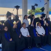 TOMA FOTOGRÁFICA PARA GRADUADOS SEXTO DE PRIMARIA