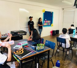 La licenciada Gisela Parra explicando el proceso de elaboración de la pizzas.